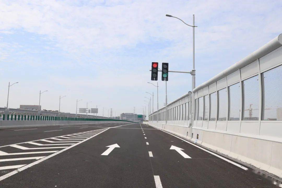 怎么开?看完视频你就懂了!_车道