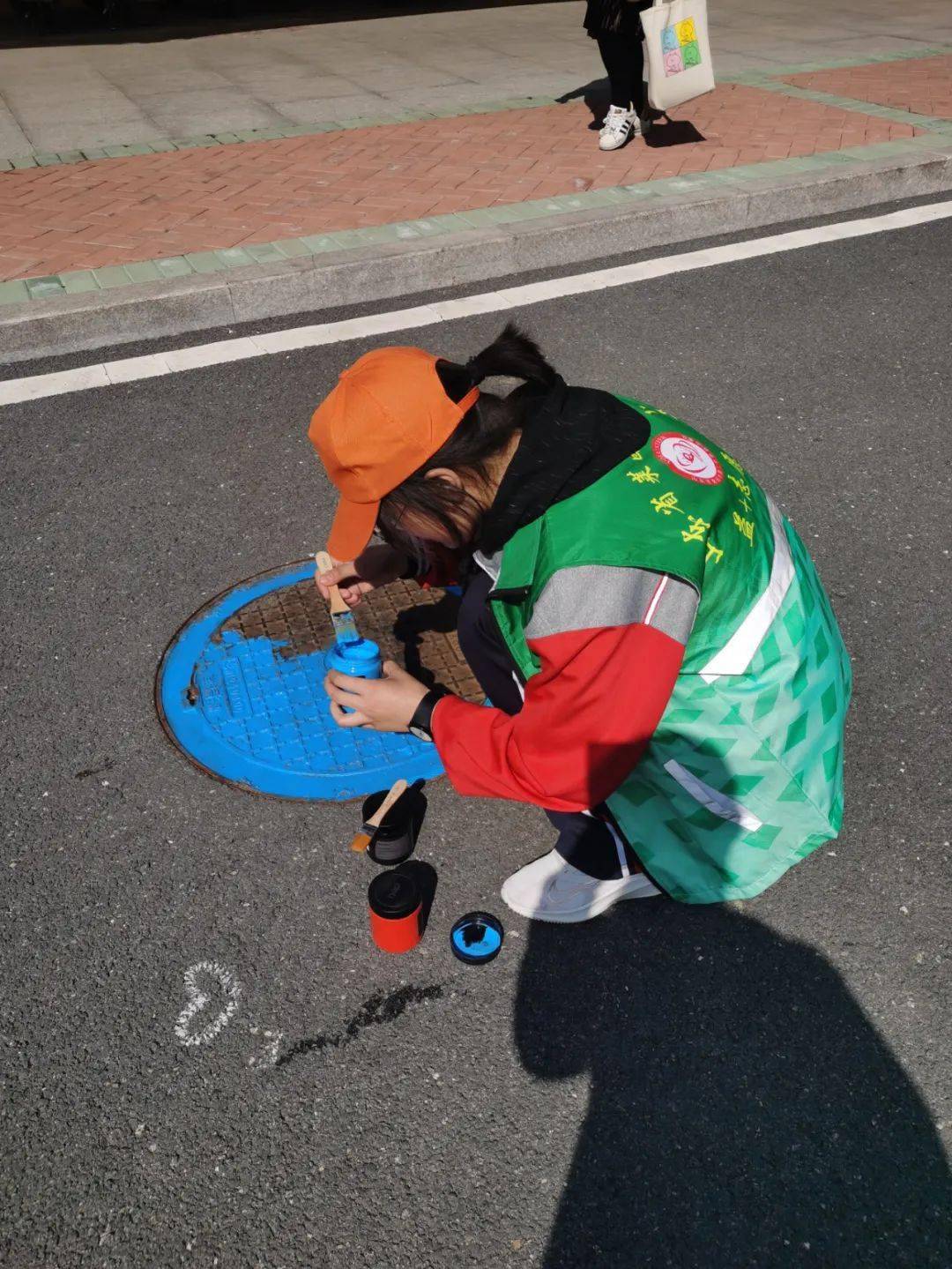 团建活动美化校园井盖涂鸦莱西二中美丽校园进行时