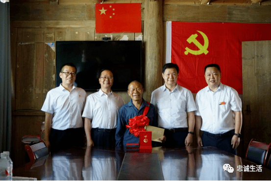 忠诚镇高扒村:县委书记侯美彪同志为在党50年老党员颁发纪念章