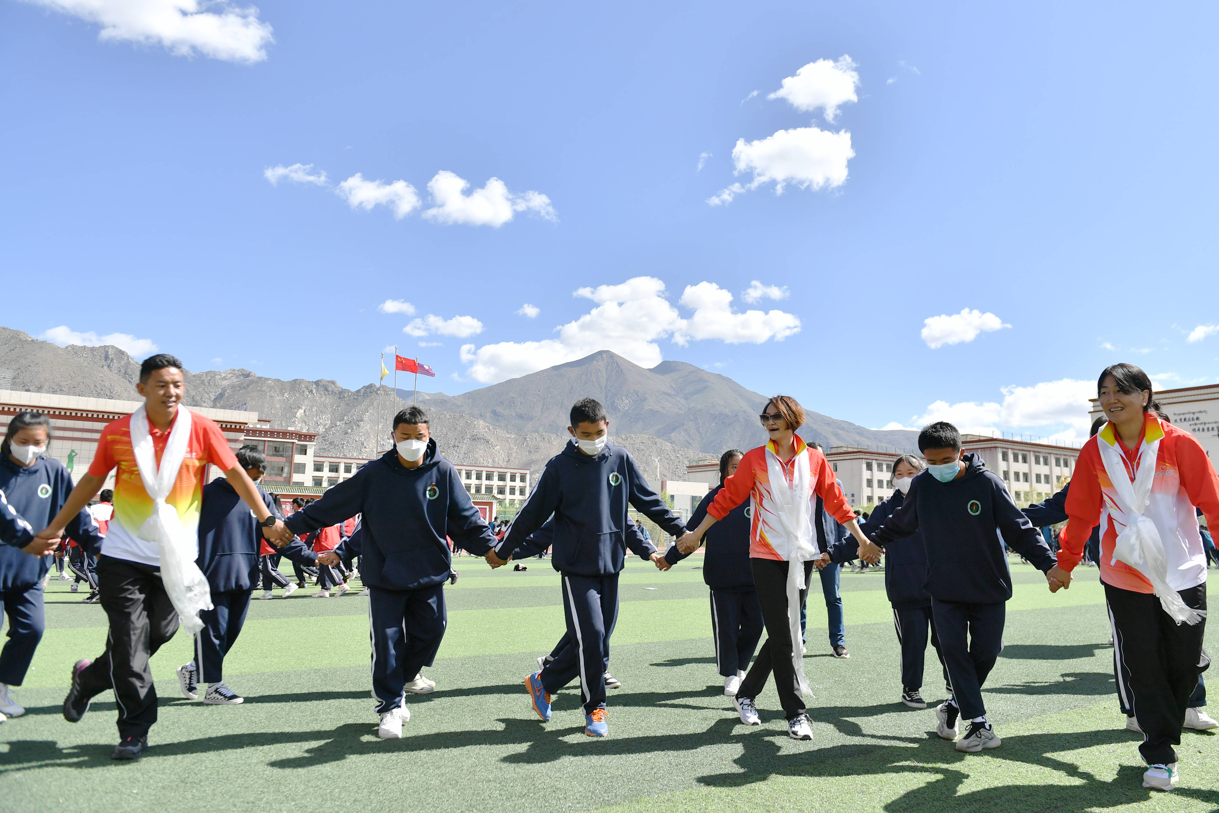 南北极点的西藏登山运动员德庆欧珠(前左一)在拉萨市阿里高级中学和