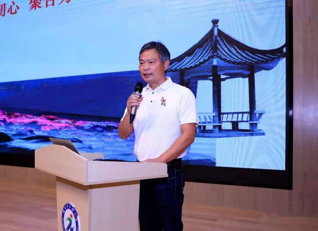 嵊州市高级中学校长,高级教师,嵊州市知联会副会长.