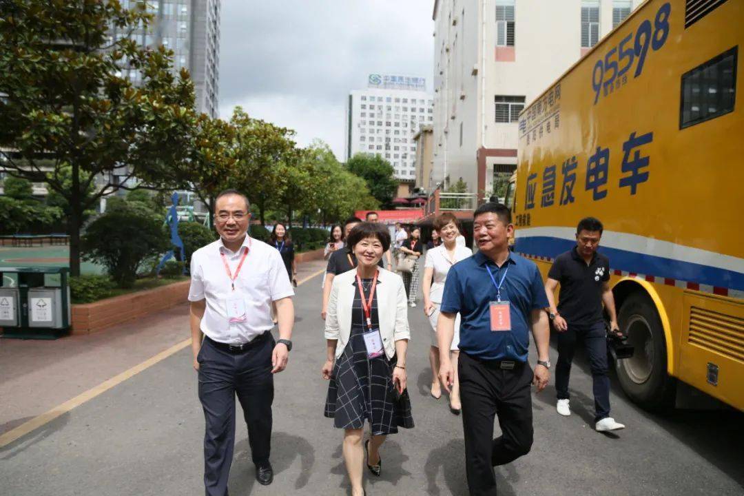 刘岚一行到贵阳九中巡视走进贵阳市第九中学考点,考点内安保措施