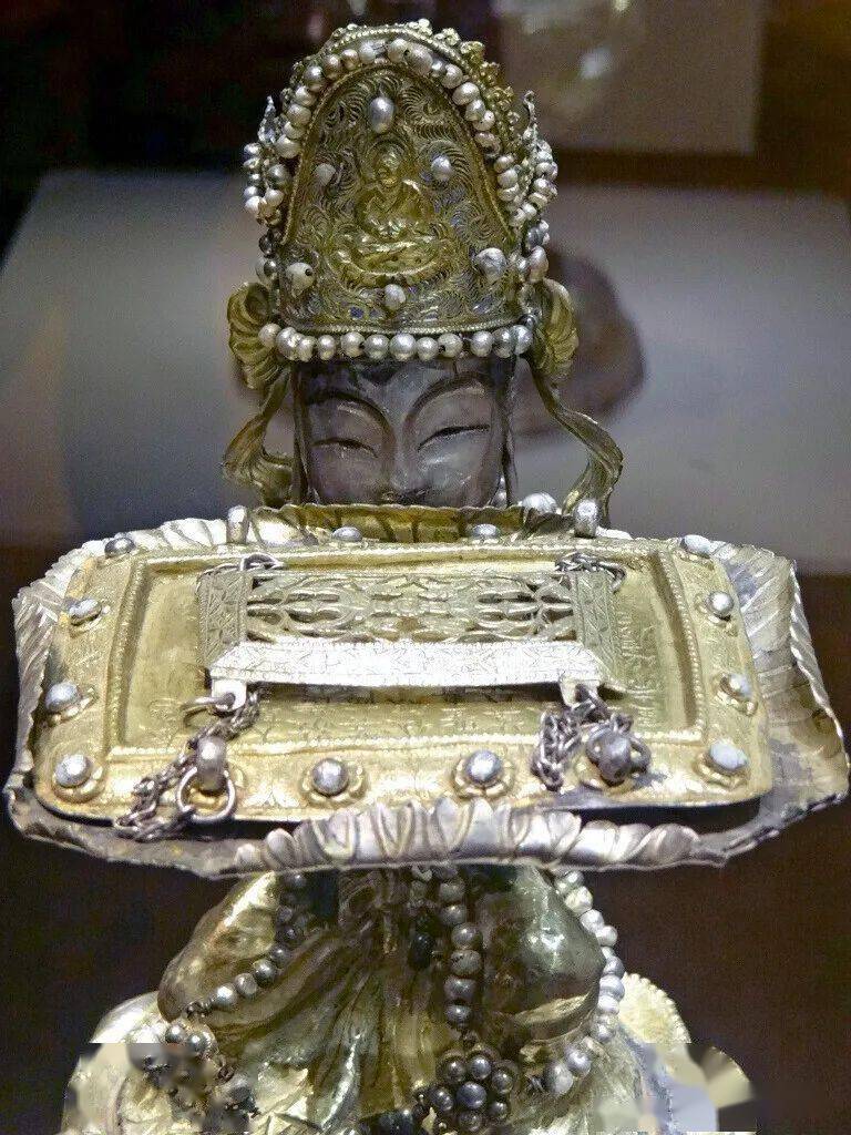 国宝鎏金捧真身银菩萨