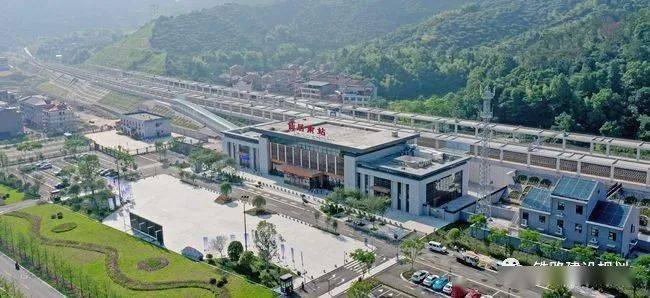 金台铁路磐安南站位于冷水镇小章村,为客运,货运共用站.