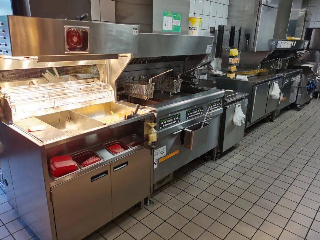 沟渠较脏,食品原料直接堆在地上,食品原料与碟盘餐具混放,厨房内无