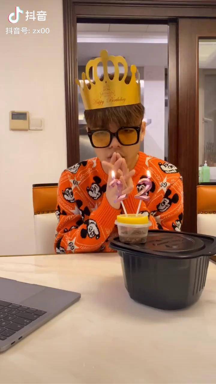 一路走过只有自己才懂的艰辛 就祝我生日快乐吧! 摄影暗黑大米m