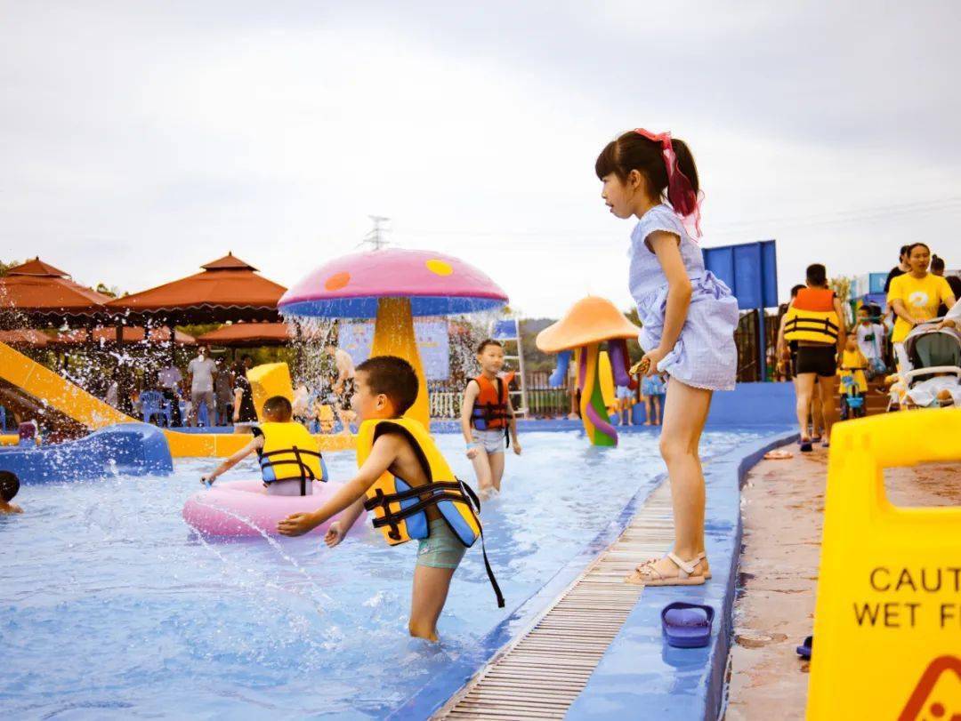 真空海啸设备让游客体验激流冲浪的快感_广州海浪水上乐园建造有限公司
