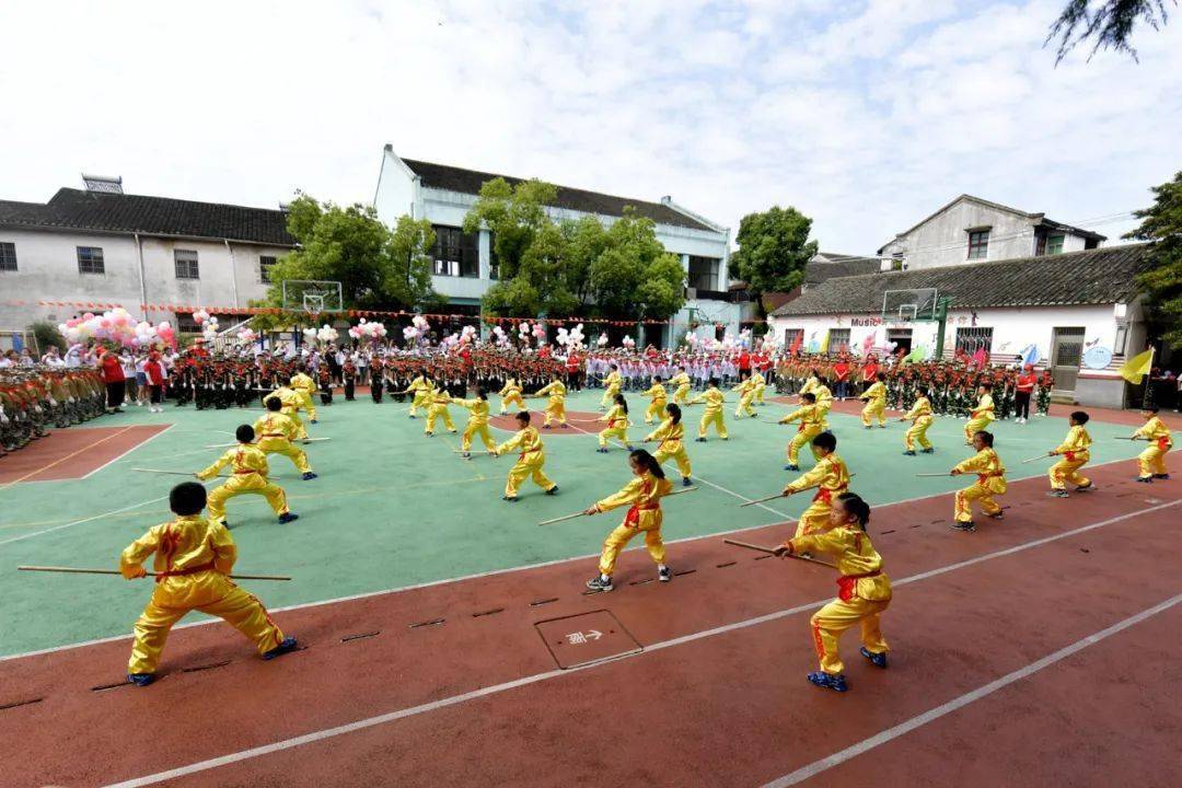 五年级的小军人表演叠军被小军人们接受检阅仪仗队入场观海卫镇武装