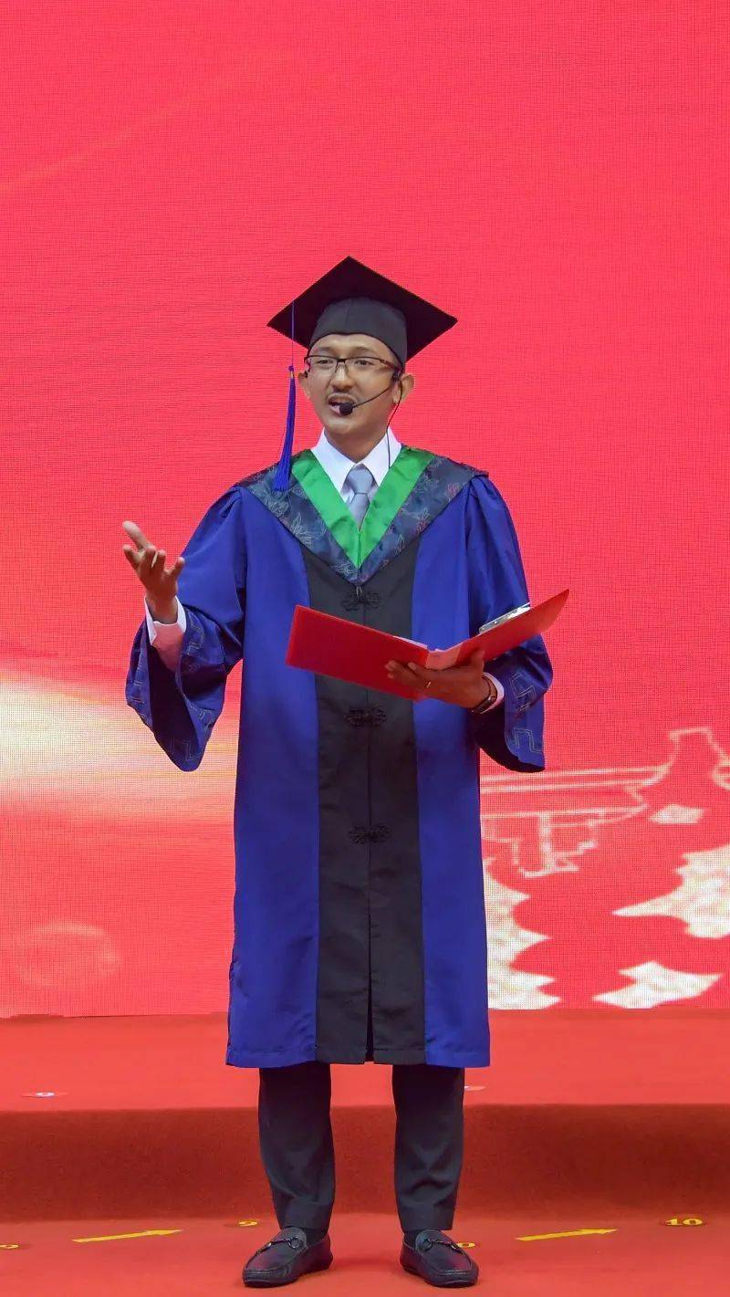 本科生代表张菡,硕士生代表法立斯,博士生代表王启繁发言毕业生代表