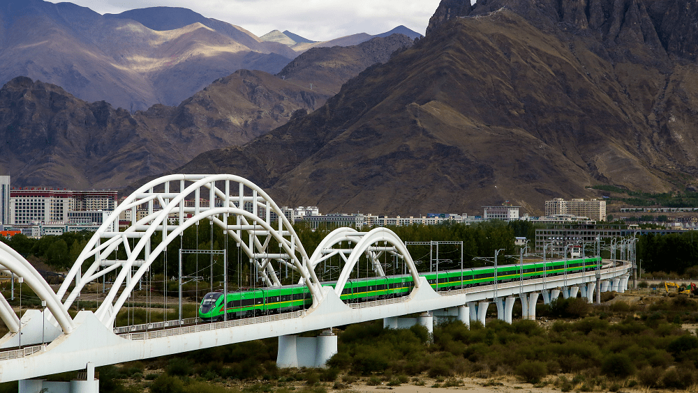 咱家的复兴号,都开上青藏高原了!