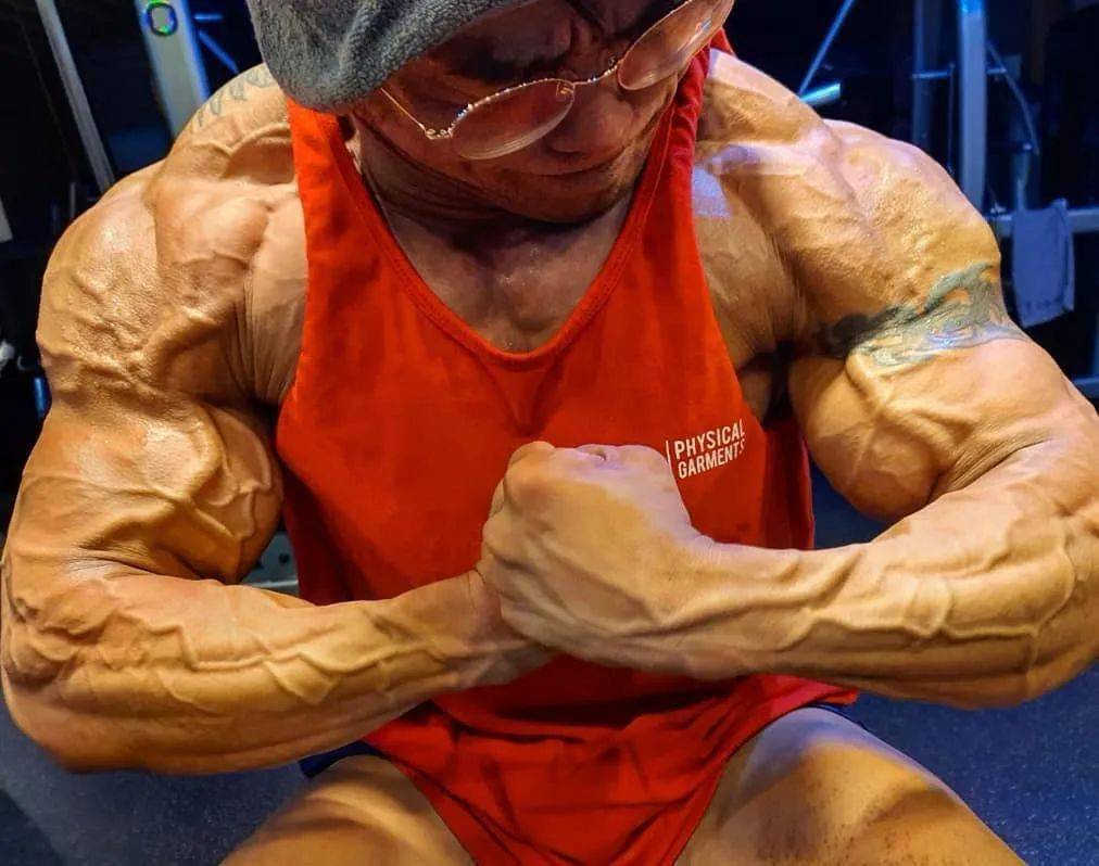 28岁肌肉巨无霸泡走31岁性感老板娘我一点都不羡慕真的