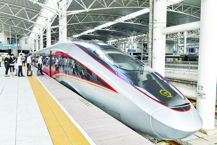 在长春站,列车工作人员和旅客陆续登上复兴号智能动车组g916次列车