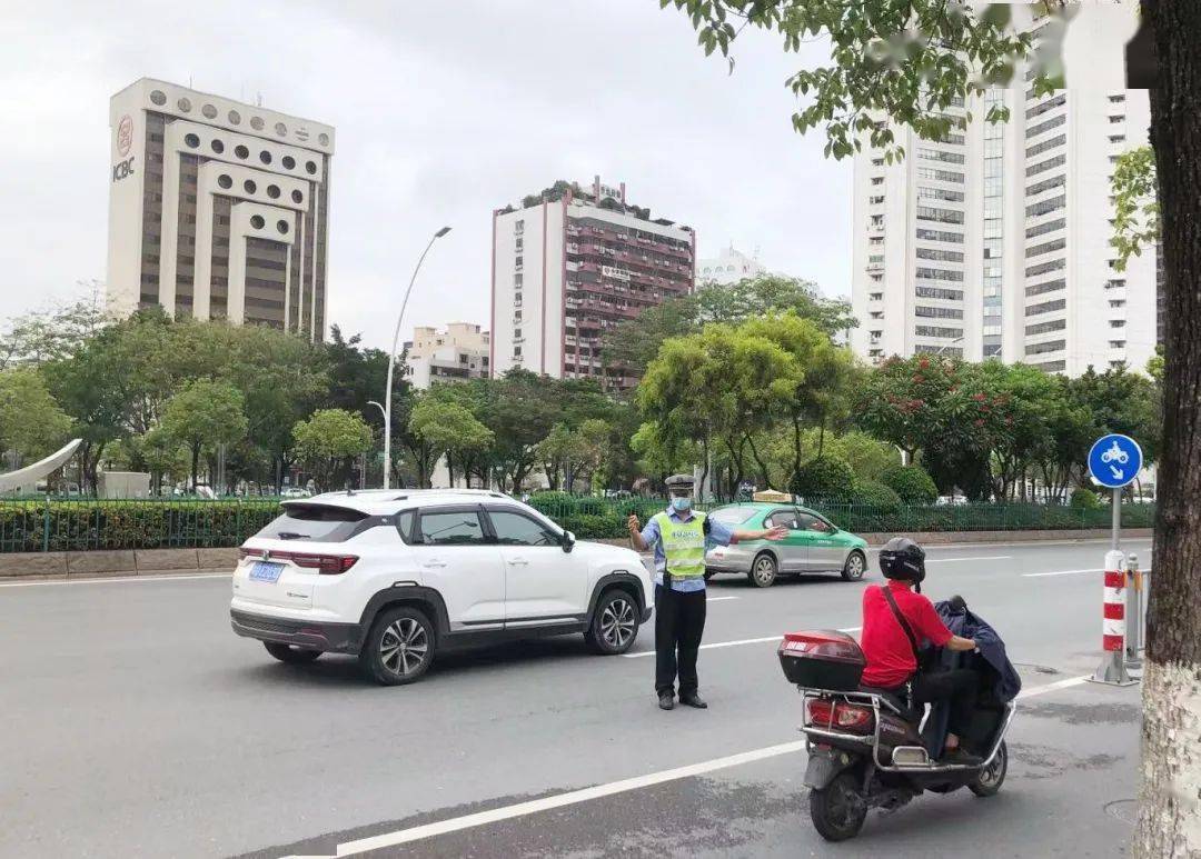 汕头交警严查摩托车,非机动车不按道行驶违法行为._路口