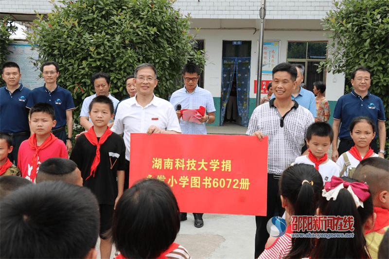 洞口县县委常委,政法委书记邓印强,教育局局长曾广增等嘉宾