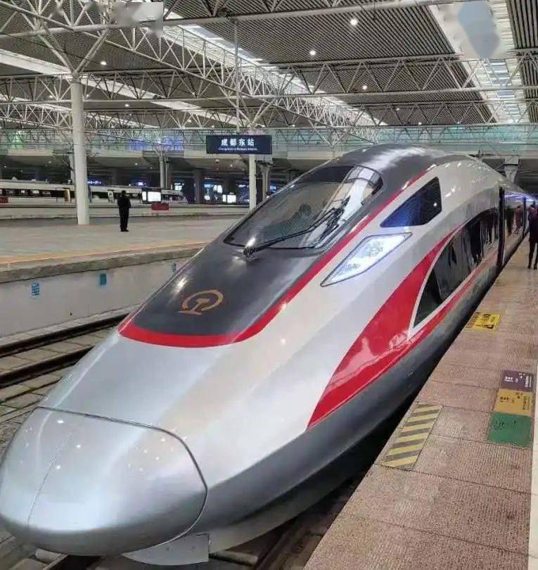 成渝高铁复兴号动车组02在天府国际机场t1航站楼前的