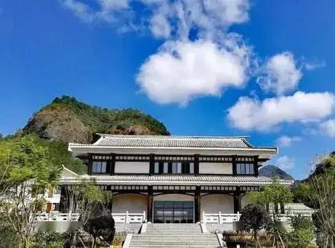 以都峤山的绿水青山为背景,养心学院位于都峤山风景区内,在匆匆行走中