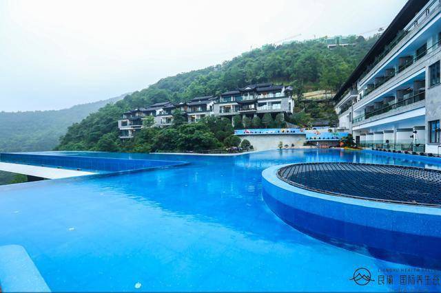 重庆现48米高悬崖无边际泳池 花泳世界冠军来打卡