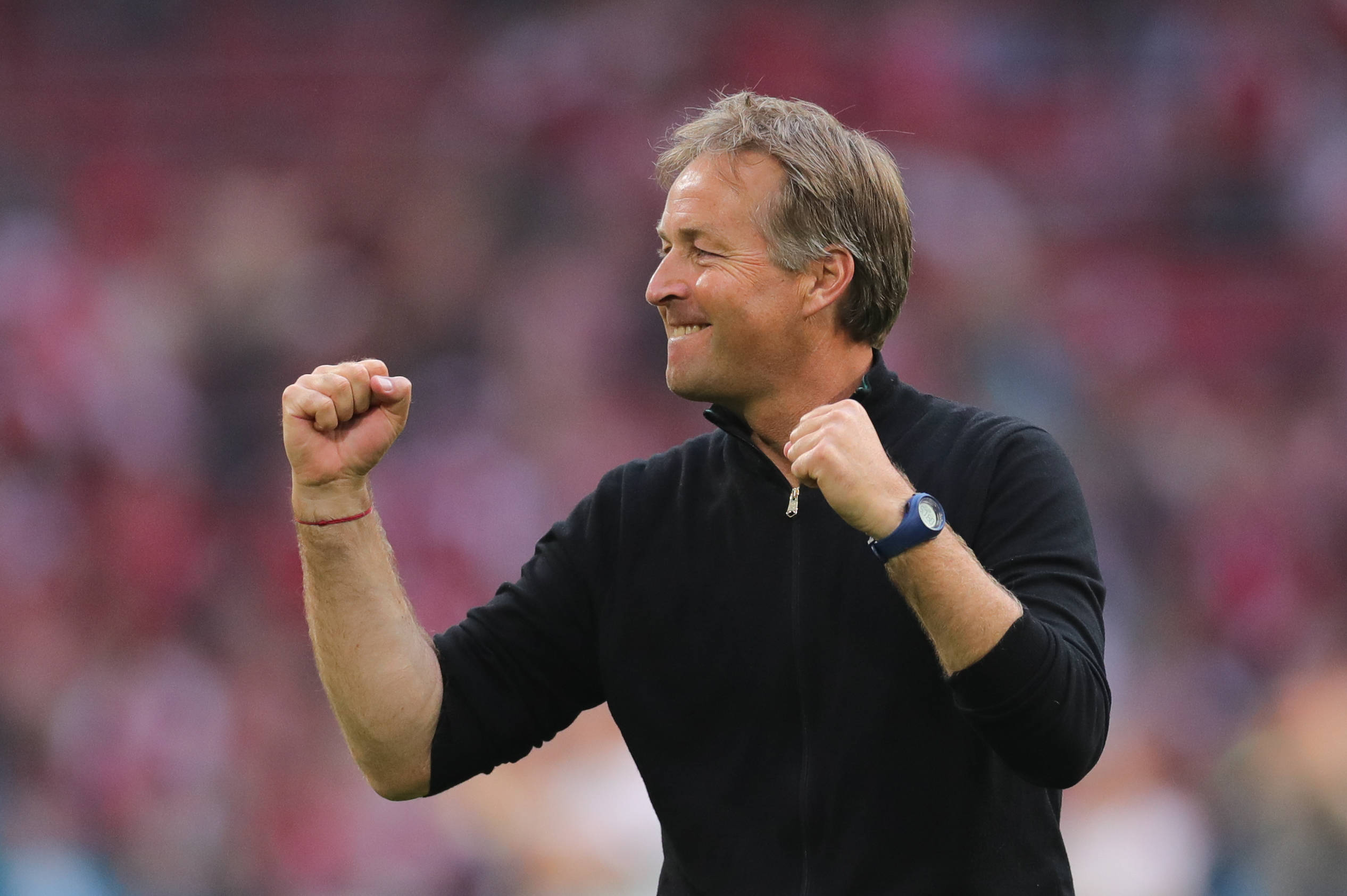 6月26日,丹麦队主教练尤勒曼在赛后庆祝晋级.