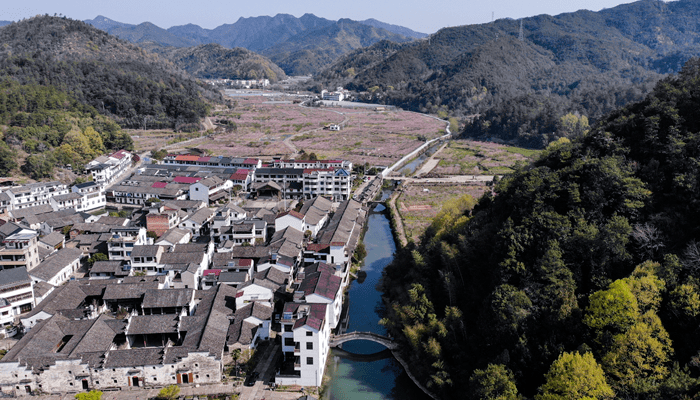 上河村诗意流淌的地方--诗人小镇上河村白墙黛瓦,青石小巷,散发着古色