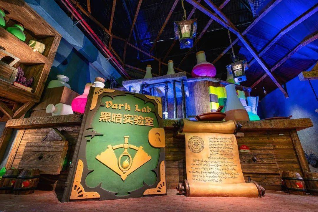 这个淋不到雨的乐园,有欢乐,有冒险,还有活泼可爱的蓝精灵~_格格巫