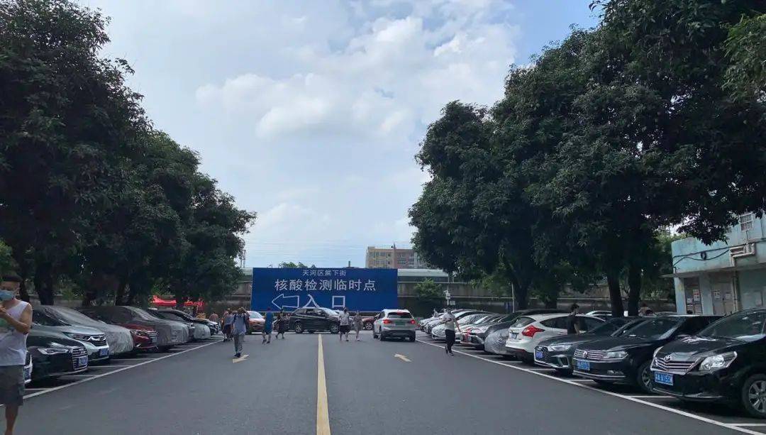 致敬每一位坚守的防疫一线工作人员棠下街开展新一轮核酸检测工作有序