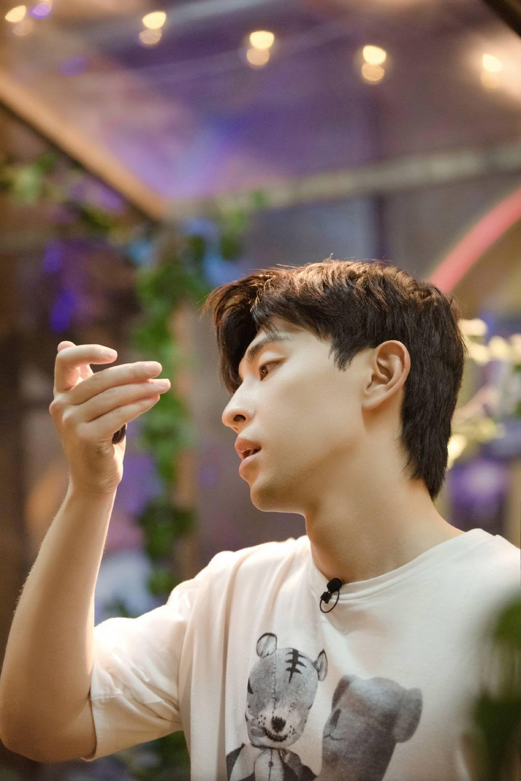 [消息]邓伦《密室大逃脱》剧照公开 一身白t清爽帅气