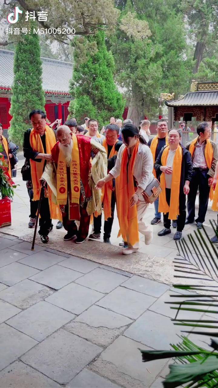 106岁的爷爷是孟氏第七十二代再次带领儿孙们参加祭祖大典传统文化