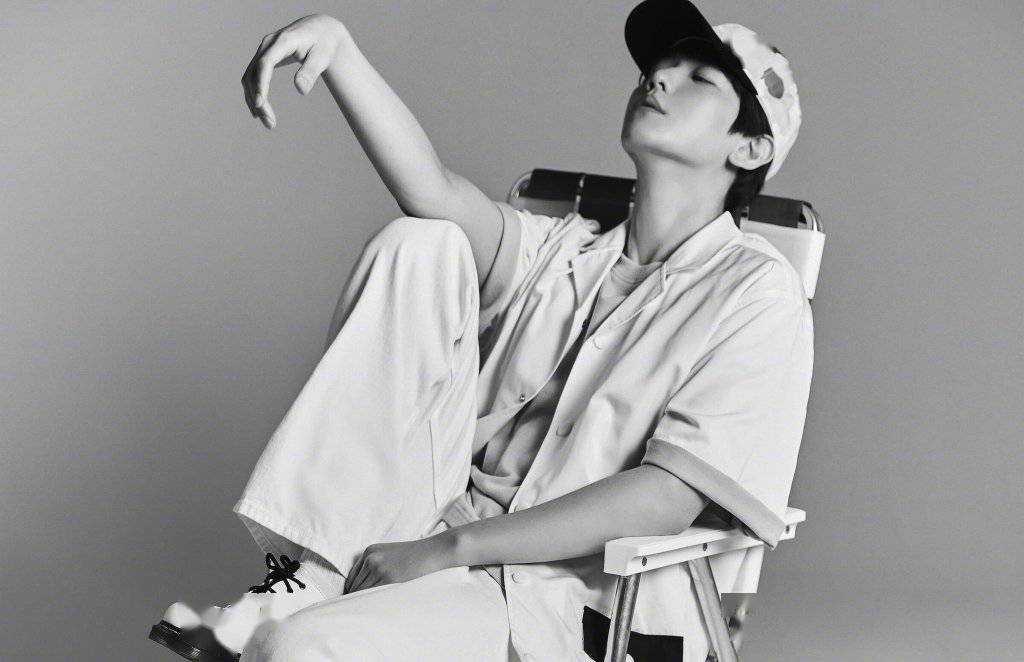 privéalliance公开伯贤新画报休闲和性感并存的画报匠人姿态