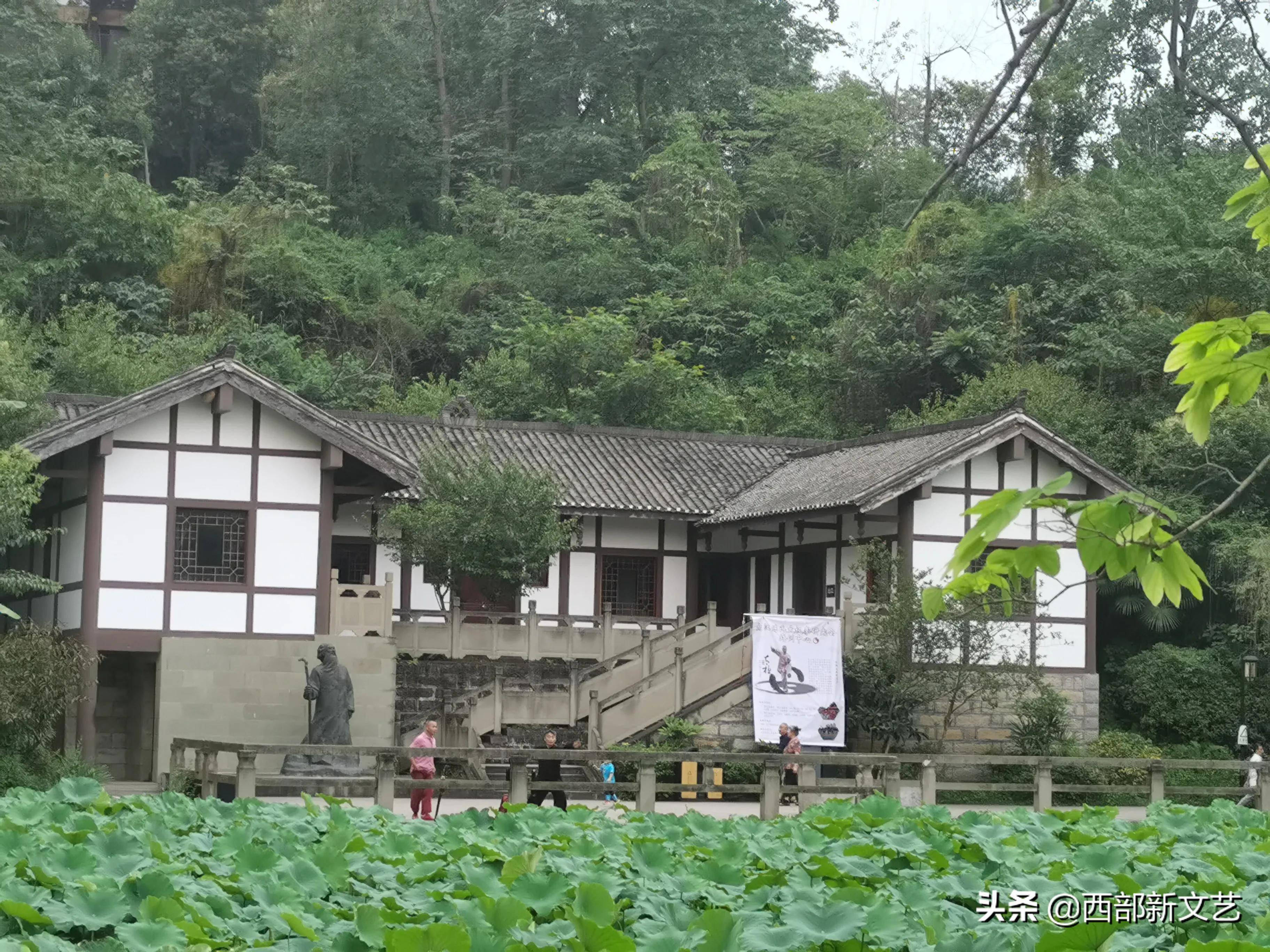 张大千故居照时值仲夏,我有幸参加记录百年党史·感恩伟大时代川渝