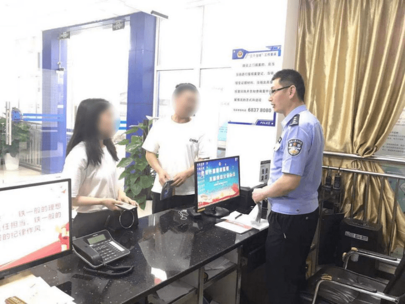 输入自己银行账户，不过最后好在同事提醒，又迅速赶来派出所核实情况。民警向曾女士（左一）宣传反诈知识