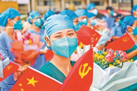 28日,广州市荔湾区举行欢送援荔抗疫工作人员仪式