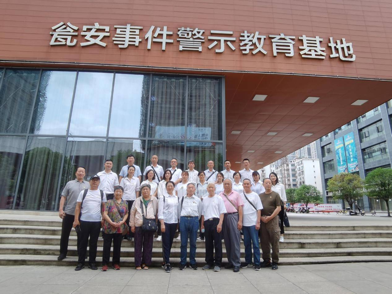 在瓮安事件警示教育基地,工作人员详实讲解了事件发生起因,发展经过和