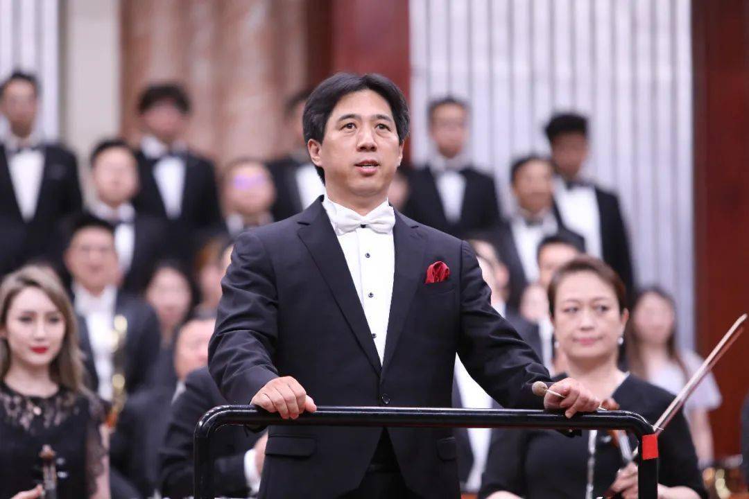 本场音乐会由天津交响乐团团长,国家一级指挥董俊杰执棒.