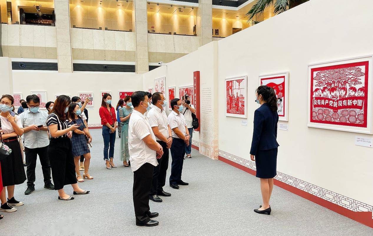 “百年回眸剪纸艺像”展览在深圳博物馆开幕_中国共产党