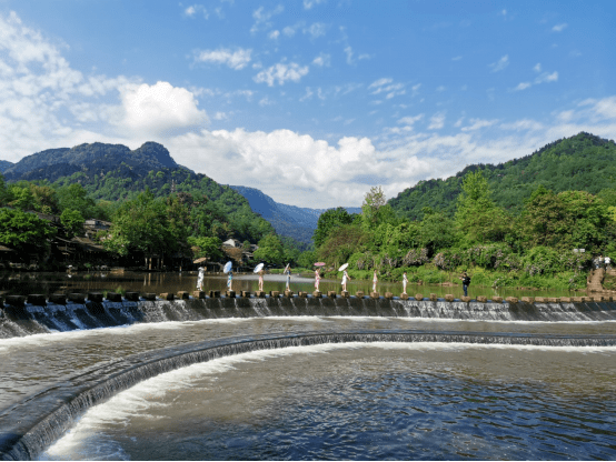 賞美景柳江古鎮煙雨色青山綠水間做一日閒人