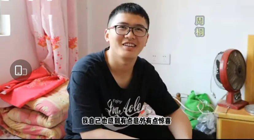 着脸羞涩微笑的周桐却显得格外平静,全然不似经历一场生死大考的少年