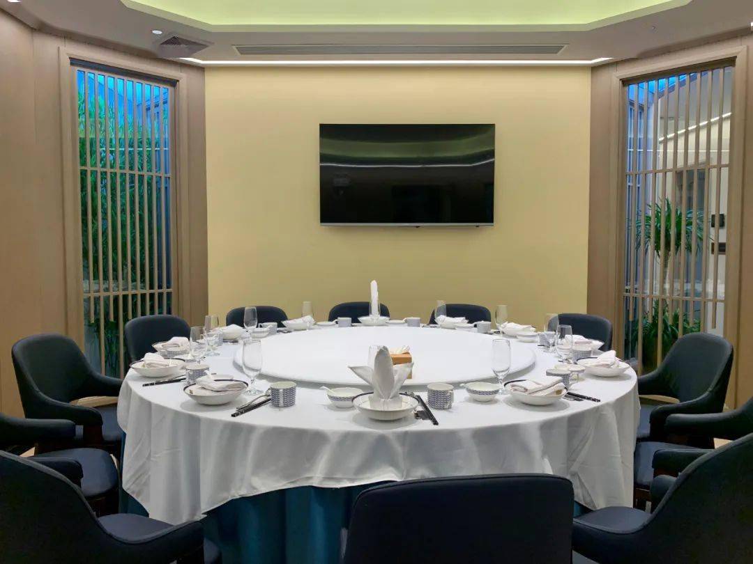 吃着烤羊赏歌舞紫光园在通州新开烤全羊餐厅转发就享重磅福利