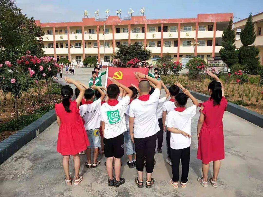 童心向党我和党旗合个影徽县各学校少工委用镜头定格爱