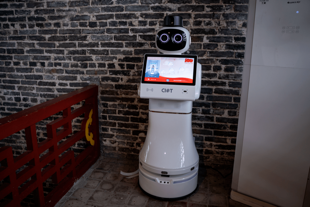 并迎来市文广旅体局机关 ▲西江日报记者 梁小明 摄 机器人讲解员