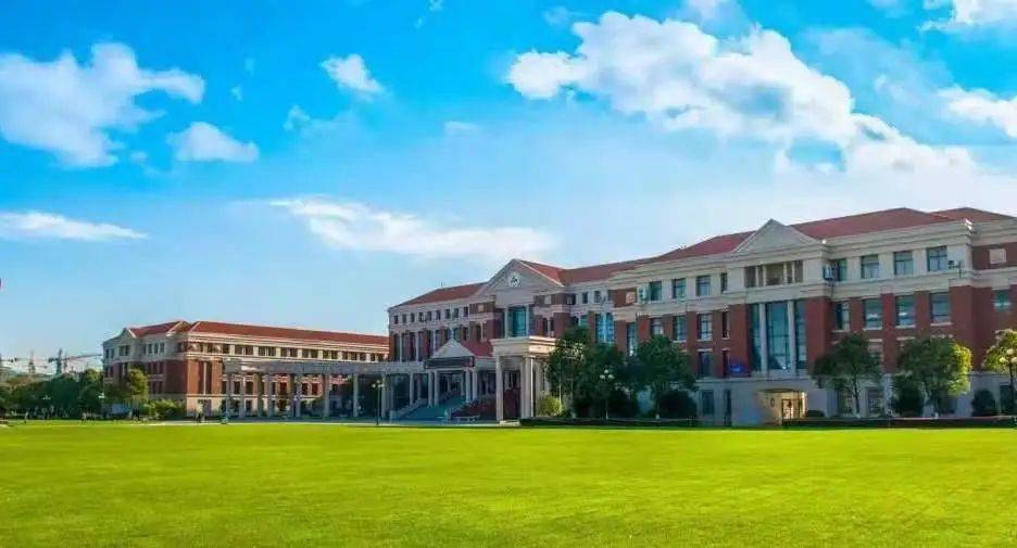 教学楼这个圆形建筑蕴含了太多南传人的情感,开学典礼