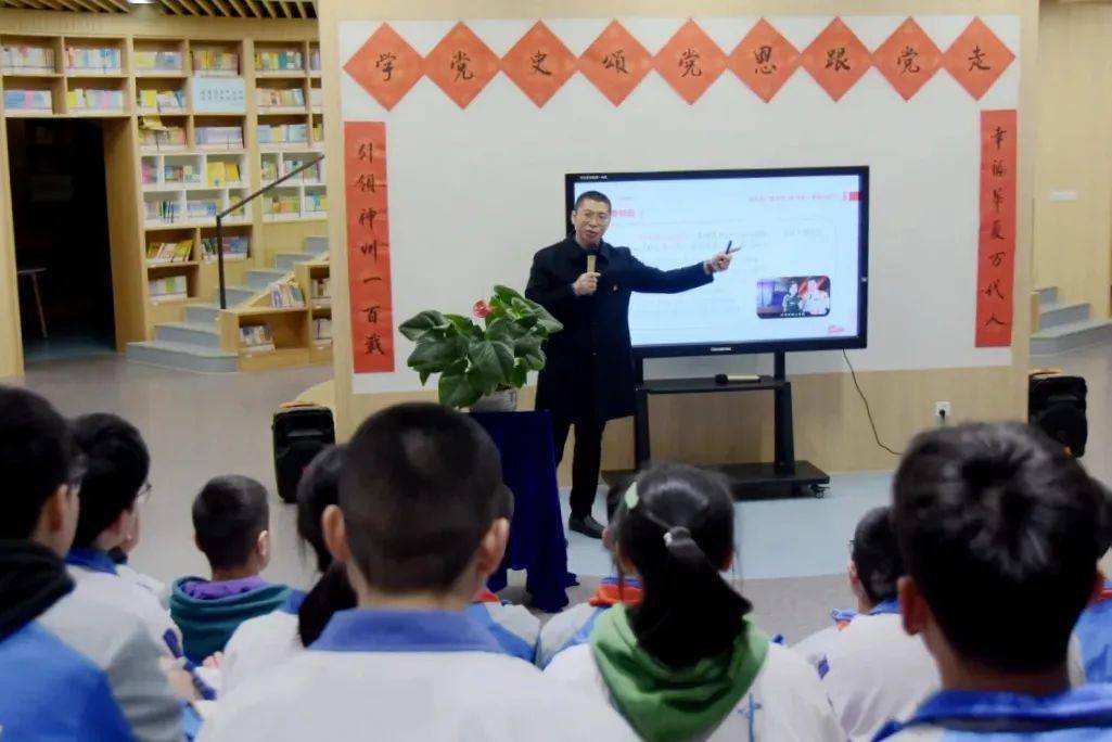 我校校长毛道生,教师马振伟和彭龙霞等受温江区表彰