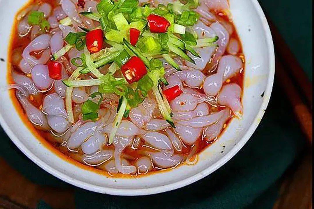 凉粉鱼鱼吃起来爽口滑溜,几乎不需要咀嚼就滑入咽喉,酸辣解腻,回味