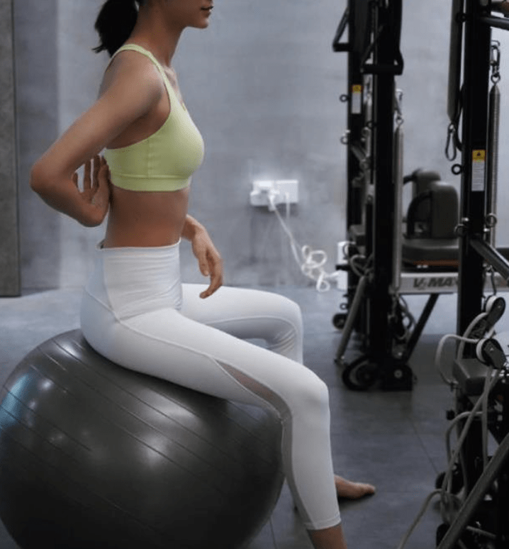 张馨月现身健身房穿运动内衣秀好身材网友身材比婚前还火辣