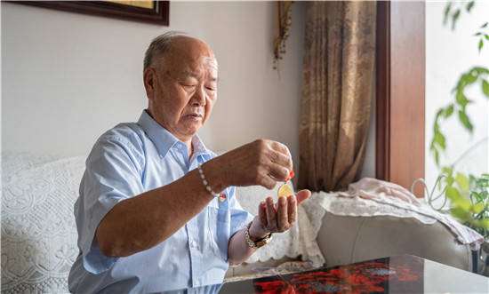 光荣在党50年杨发生初心不忘永向前