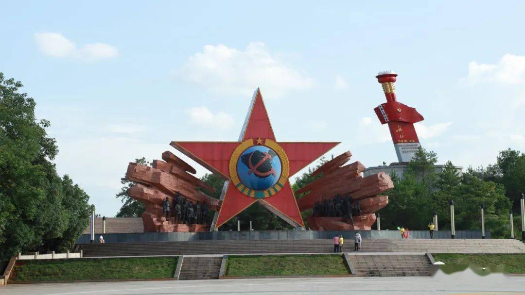 最后,团员们来到红五星广场,这里是长征的出发地.