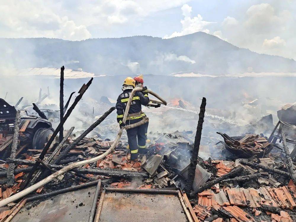 屹立不倒消防员救火晕倒再次爬起