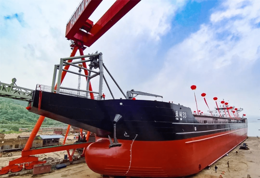 福建立新船舶建造最大自卸砂船顺利下水