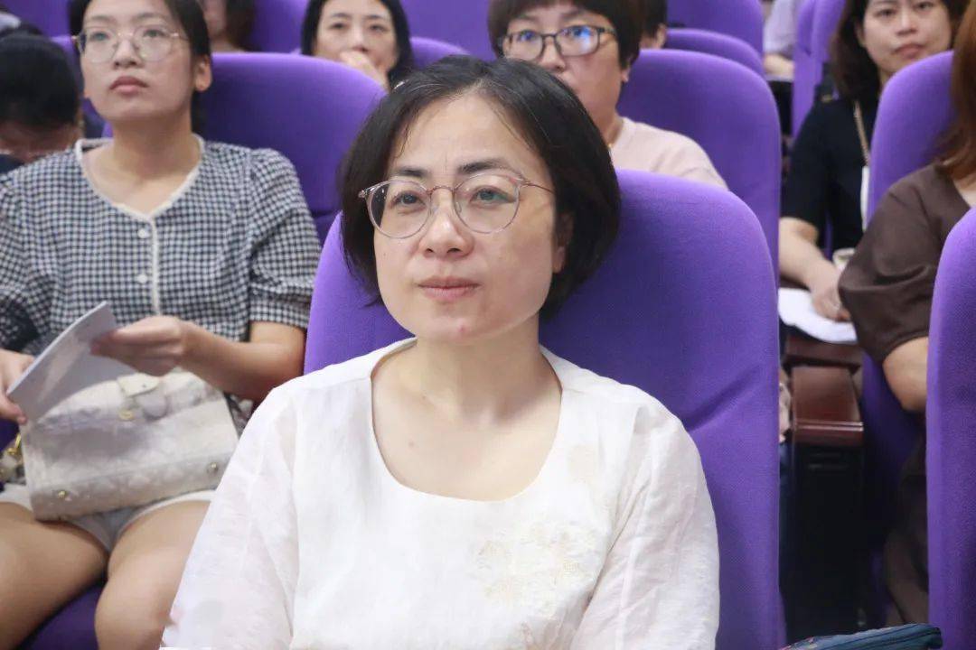 上午,来自檀枫校区的黄芳老师,定海小学教育集团海滨校区的沈莹老师