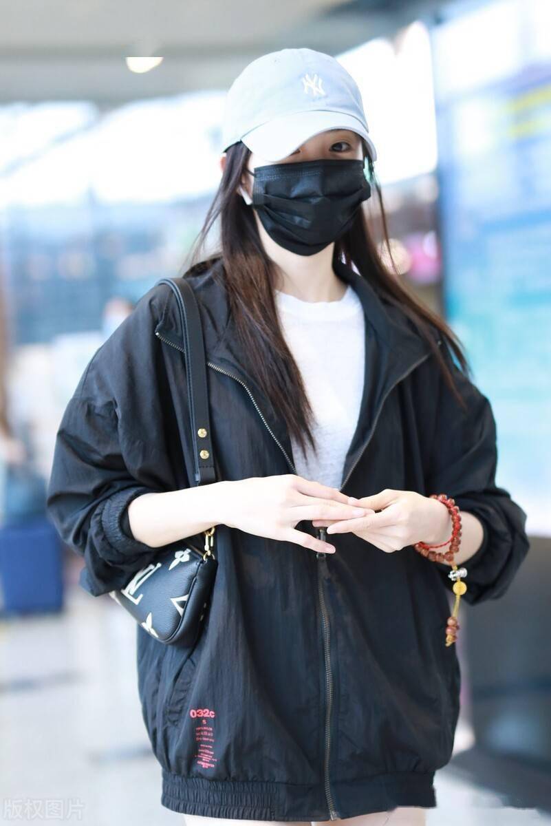 街拍:刘浩存头戴淡蓝色棒球帽,黑色外套白色连衣裙休闲随性