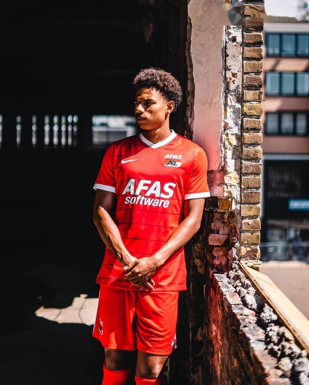 耐克发布阿尔克马尔202122赛季主场球衣